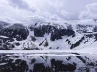 Царство снега и гор: указатели и беседка на Ивановских озерах не пережили зиму