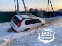 Nissan X-Trail провалился под лед на одной из дачных улиц в Абакане