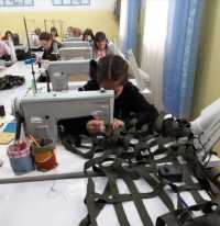 В техникуме Черногорска шьют носилки и толстовки для участников спецоперации
