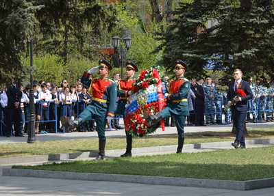 Церемонию возложения венков и цветов открыл глава Хакасии Валентин Коновалов. 