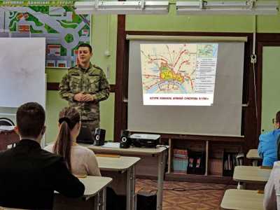 Росгвардеец рассказал школьникам Абакана о взятии турецкой крепости