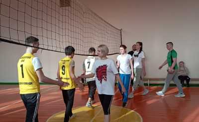В «Лицей» после волейбола: «Ростелеком» подарил команде красноярских школьников сертификаты на онлайн-обучение