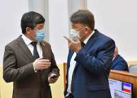Яростных споров на очередной сессии Верховного Совета не было. Но профессиональных обсуждений, как у депутатов Геннадия Канзычакова и Юрия Шпигальских (справа), хватало. 