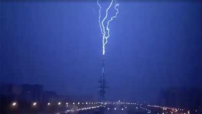 Удар молнии в самое высокое здание Европы попал на видео
