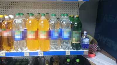 Продавец отчаянно била бутылки с алкоголем на глазах полицейских