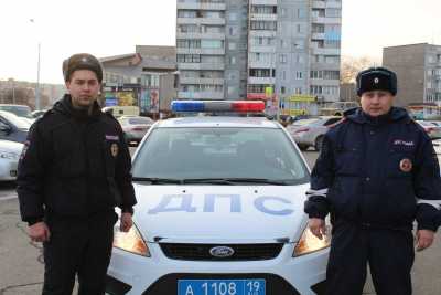 В Хакасии полицейские помогли замерзающим девушкам