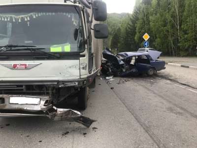 В Хакасии грузовик врезался в ВАЗ с пассажирами