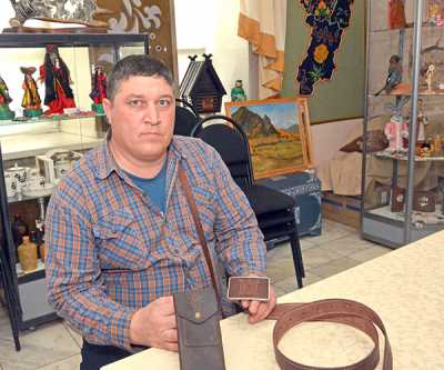Алексей Жульмин из посёлка Изыхские Копи изготавливает красивые и практичные изделия из кожи. 