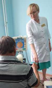 Светлана Тарасенко проводит занятие с пациентом, перенёсшим инсульт, в кабинете механотерапии. По её словам, ранний этап реабилитации начинается уже в стационаре и подбирается каждому больному индивидуально