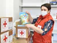Сотрудница Красного Креста Юлия Патласова проверяет срок годности продуктов и распределяет их по категориям. 