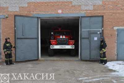 12 детей эвакуировали из горящего барака в Хакасии