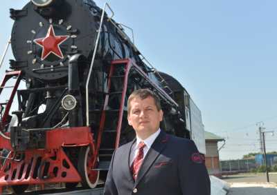 Более 20 лет водит электровозы машинист Андрей Сохин. По его словам, на железной дороге главное — дисциплина и ответственное отношение к любимому делу