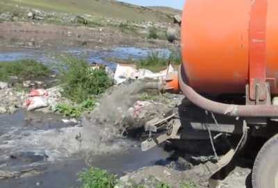 Житель Хакасии сливал отходы производства недалеко от железнодорожных путей