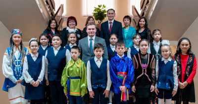 Снимок на память. Победители первого республиканского конкурса на лучшее знание хакасского языка среди пятиклассников получили денежное вознаграждение. 