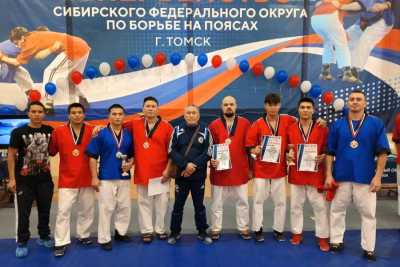 Золото и серебро завоевали хакасские борцы на чемпионате СФО