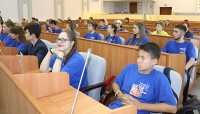 Дебаты участники школы юного избирателя проводили в зале заседаний Верховного Совета Хакасии. 