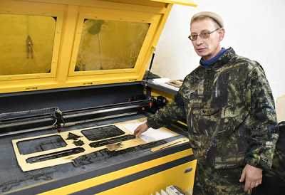 На новом чудо-аппарате, ЧПУ-станке, Артём Новопашин может изготавливать сувенирную продукцию любого размера — от микроскопических игрушечных лошадок из фанеры до солидных деревянных дверей. 