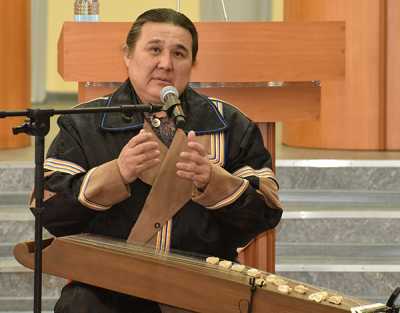 Вячеслав Кученов продемонстрировал депутатам, что такое устное творчество хакасского народа. 