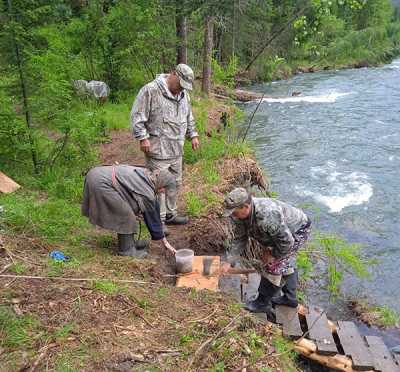 Госинспекторы заповедника «Хакасский» сделали новую удобную лесенку к реке. 
