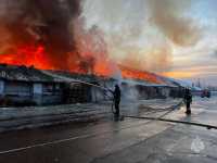 Площадь пожара на складе в Абакане увеличилась до 1500 квадратных метров