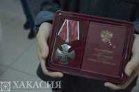 Глава Хакасии вручил Орден Мужества родным погибших бойцов