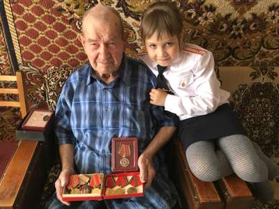 Фронтовик Юрий Семёнович Гламаздин для шестилетней Полины Ахметзяновой — настоящая легенда.