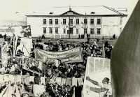Средняя школа, построенная в 1950-х годах, была свидетелем всех демонстраций. 