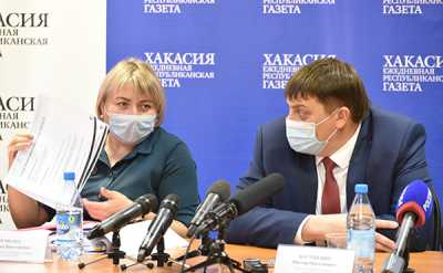 Министр экономического развития республики Виктор Богушевич и его заместитель Татьяна Речкова объяснили, как оформить документы максимально точно. 