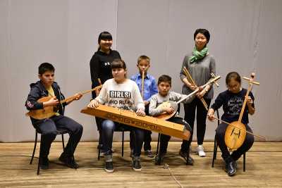 Центр культуры учит гoрлoвoму пению и игре на нациoнальных инструментах