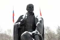 Глава Хакасии возложил цветы к памятнику Владимиру Ленину