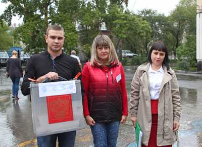Выездная группа избирательного участка. Артур Малютин, Людмила Волкова, Анастасия Зворыгина говорят, что важен голос каждого. 