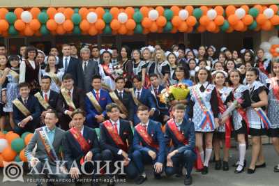 Валентин Коновалов поздравил выпускников Хакасской национальной гимназии