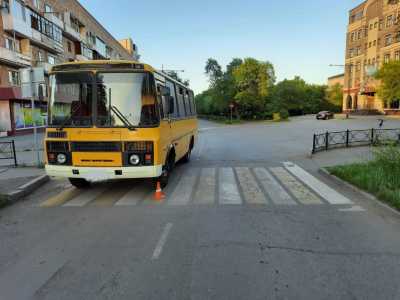 Ослепленный солнцем водитель автобуса в Абакане не заметил пешехода