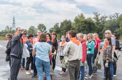 Участники акции полны энтузиазма. Председатель молодёжного совета Владимир Пфанштиль даёт распоряжение начать уборку