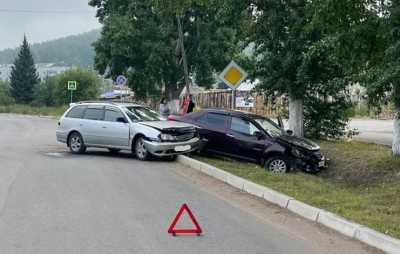 Toyota и Geely не поделили дорогу в малолюдном городе Хакасии