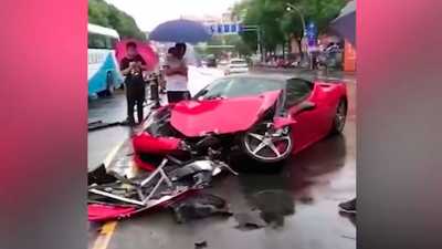 Девушка разбила новый Ferrari сразу после выезда из автосалона