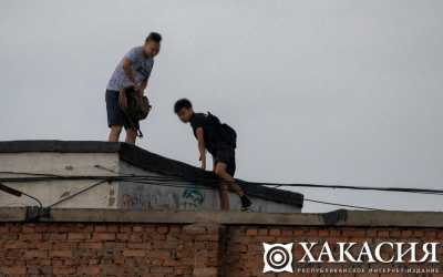 Подростки лазали по краю крыши абаканской девятиэтажки