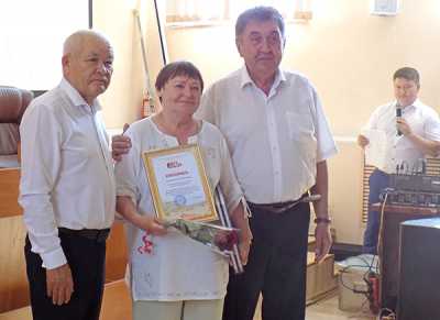 Поздравления и благодарность от администрации Аскизского района принимает Анна Кутукова. 