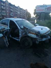 Две иномарки всмятку: пьяный водитель в Черногорске протаранил такси