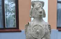 «Степные легенды»: выставку скульптур по мотивам менгиров можно увидеть в Минусинске
