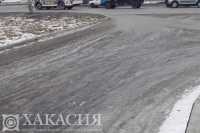 &quot;Черный лед&quot; и снег диктуют правила на дорогах Хакасии