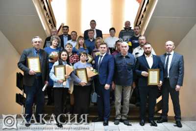 Глава Хакасии вручил награды лучшим работникам сферы ЖКХ