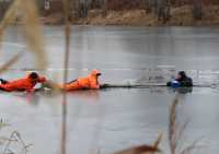 Спасатели провалились под лёд