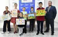 Юные художники встретились в редакции газеты «Хакасия» на церемонии награждения. 