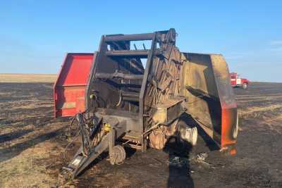 За сутки пожарные Хакасии тушили сельхозтехнику, баню и барак