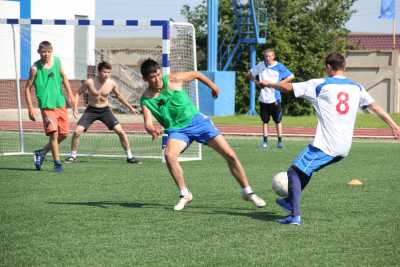 Футболисты Таштыпского и Ширинского районов — давние соперники.  