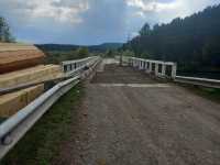 Наводить мосты: подрядчик ремонтирует переправу в Таштыпском районе