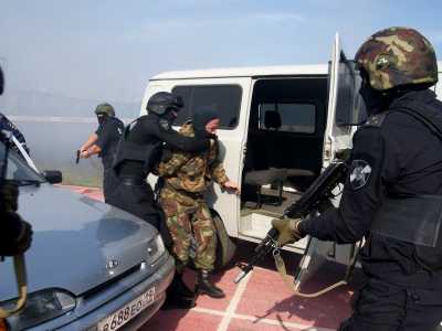 Бойцы Росгвардии Хакасии задержали вооруженных «преступников»