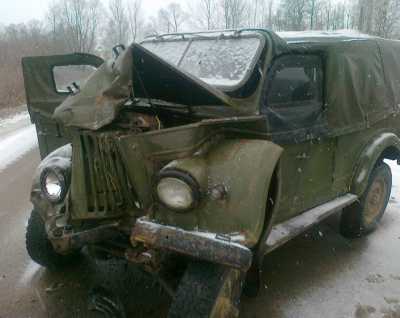 Водитель ГАЗ 69 врезался в деревянные постройки и скрылся