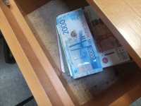 Грузчик похитил деньги из сейфа своего работодателя в Черногорске